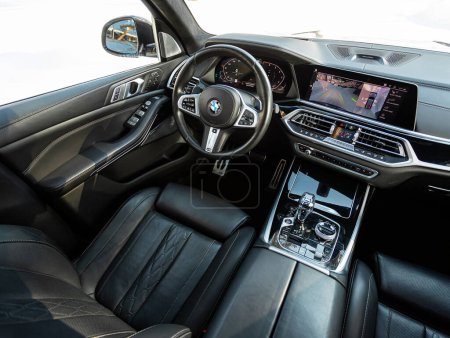 Téléchargez les photos : Novossibirsk, Russie - 13 mars 2024 : BMW X7, Vue intérieure de la voiture avec un nouveau salon. Intérieur de voiture de luxe moderne de prestige - en image libre de droit