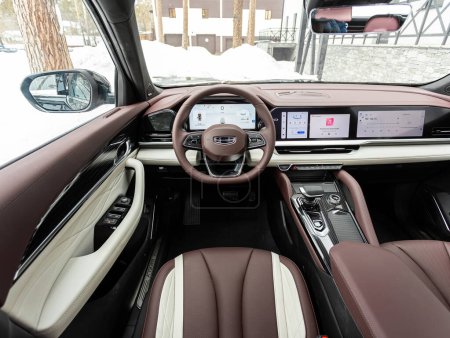 Foto de Novosibirsk, Rusia - 22 de marzo de 2024: Geely Monjaro, Interior del nuevo SUV moderno con volante, palanca de cambios y tablero de instrumentos, control de temperatura, velocímetro, pantalla - Imagen libre de derechos