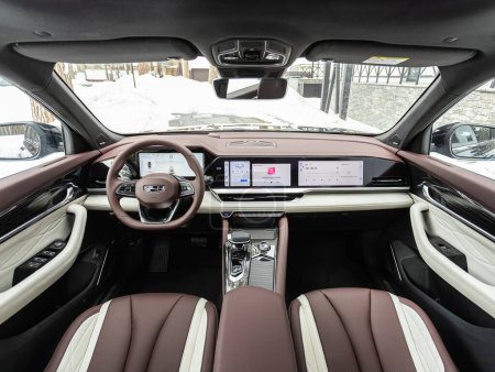 Foto de Novosibirsk, Rusia - 22 de marzo de 2024: Geely Monjaro, Prestige interior del coche con tablero de instrumentos, volante, velocímetro y tacómetro. Interior de cuero marrón. - Imagen libre de derechos