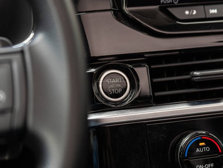 Foto de Novosibirsk, Rusia - 22 de marzo de 2024: Nissan Pathfinder, Car engine push start stop button ignition remote starter. Panel de control del coche - Imagen libre de derechos