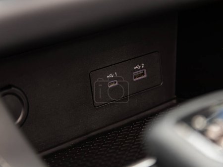 Foto de Novosibirsk, Rusia - 22 de marzo de 2024: Nissan Pathfinder, dos puertos USB en el panel del automóvil - Imagen libre de derechos