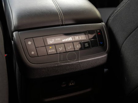 Téléchargez les photos : Novossibirsk, Russie - 22 mars 2024 : Nissan Pathfinder, panneau de commande pour la commodité des passagers arrière : climatisation, chauffage des sièges et autres boutons - en image libre de droit