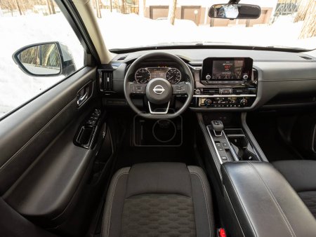 Foto de Novosibirsk, Rusia - 22 de marzo de 2024: Nissan Pathfinder, detalles de la cabina, velocímetro y tacómetro. Interior de cuero negro - Imagen libre de derechos
