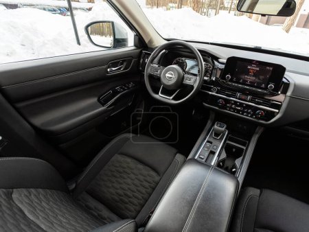 Foto de Novosibirsk, Rusia - 22 de marzo de 2024: Nissan Pathfinder, Interior del nuevo SUV moderno con volante, palanca de cambios y tablero de instrumentos, control de temperatura, velocímetro, pantalla - Imagen libre de derechos