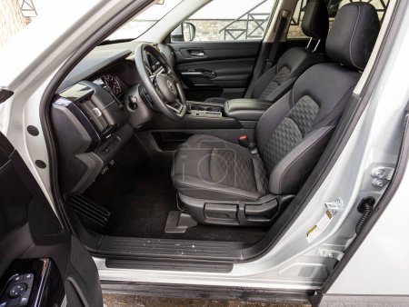 Foto de Novosibirsk, Rusia - 22 de marzo de 2024: Nissan Pathfinder, detalles de la cabina, velocímetro y tacómetro. Interior de cuero negro - Imagen libre de derechos
