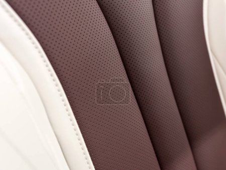 Foto de Parte de los detalles del asiento del reposacabezas de cuero. asiento de coche de cuero perforado marrón de primer plano. Textura de piel - Imagen libre de derechos