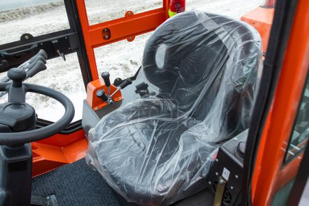 Foto de Novosibirsk, Rusia - 29 de febrero de 2024: Tractor naranja, primer plano del asiento del conductor del tractor - Imagen libre de derechos