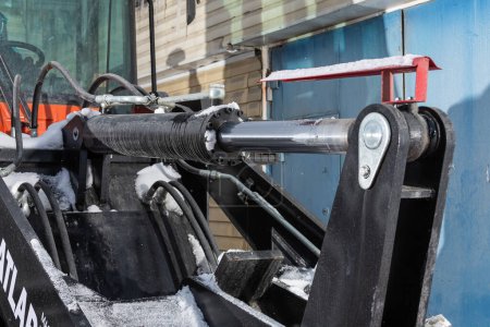 Foto de Novosibirsk, Rusia - 29 de febrero de 2024: Tractor naranja, mecanismo hidráulico de primer plano de un tractor - Imagen libre de derechos