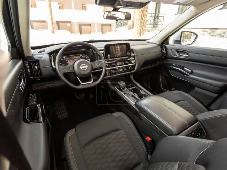 Foto de Novosibirsk, Rusia - 22 de marzo de 2024: Nissan Pathfinder, Interior del nuevo SUV moderno con volante, palanca de cambios y tablero de instrumentos, control de temperatura, velocímetro, pantalla - Imagen libre de derechos