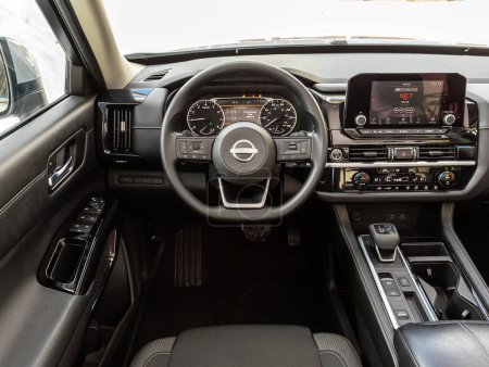Foto de Novosibirsk, Rusia - 22 de marzo de 2024: Nissan Pathfinder, Prestige interior del coche con tablero de instrumentos, volante, velocímetro y tacómetro. Interior de cuero negro. - Imagen libre de derechos