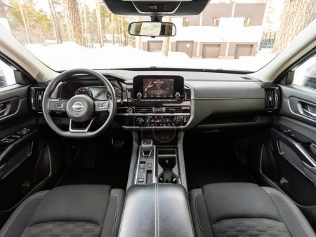 Téléchargez les photos : Novossibirsk, Russie - 22 mars 2024 : Nissan Pathfinder, Intérieur de voiture Prestige avec tableau de bord, volant, compteur de vitesse et tachymètre. Intérieur cuir noir. - en image libre de droit