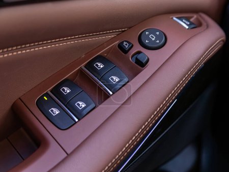 Téléchargez les photos : Novossibirsk, Russie - 23 mars 2024 : BMW X5, gros plan sur les boutons de la porte latérale : boutons de réglage de la fenêtre, serrure de la porte - en image libre de droit