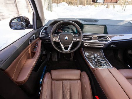 Téléchargez les photos : Novossibirsk, Russie - Mars 23, 2024 : BMW X5, Intérieur de la nouvelle voiture moderne SUV avec transmission automatique, dashboar - en image libre de droit