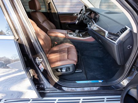 Foto de Novosibirsk, Rusia - 23 de marzo de 2024: BMW X5, Vista interior del coche con salón nuevo. Moderno prestigio coche interior - Imagen libre de derechos