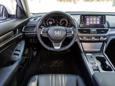 Foto de Novosibirsk, Rusia - 23 de marzo de 2024: Honda Accord, Interior del nuevo coche sedán moderno con transmisión automática, dashboar - Imagen libre de derechos
