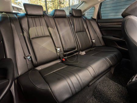 Téléchargez les photos : Novossibirsk, Russie - 23 mars 2024 : Honda Accord, siège arrière pour passagers en cuir noir. Confort voiture à l'intérieur - en image libre de droit