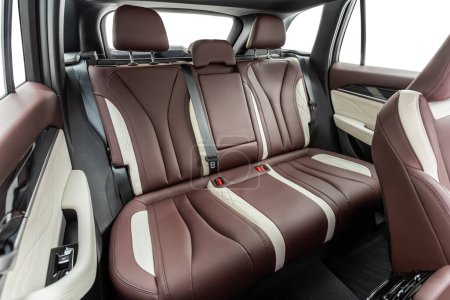 Foto de Diseño interior de cuero, asientos para pasajeros y conductores de automóviles con cinturón de seguridad
. - Imagen libre de derechos