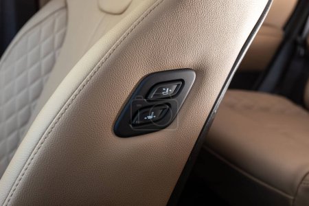 Téléchargez les photos : Gros plan des boutons de réglage du siège sur le panneau de voiture, pas de marques - en image libre de droit