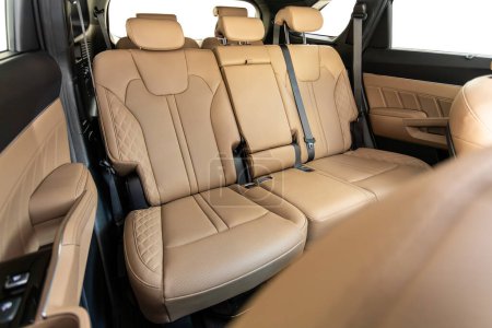 Téléchargez les photos : Design intérieur en cuir, sièges passager et conducteur avec ceinture de sécurité
. - en image libre de droit