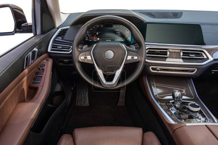 Foto de Interior del nuevo SUV coche moderno con volante, palanca de cambios y tablero de instrumentos, control de temperatura, velocímetro, pantalla. Interior de cuero rojo - Imagen libre de derechos
