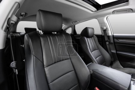 Téléchargez les photos : Gros plan des sièges avant en cuir, intérieur de la nouvelle voiture SUV moderne - en image libre de droit