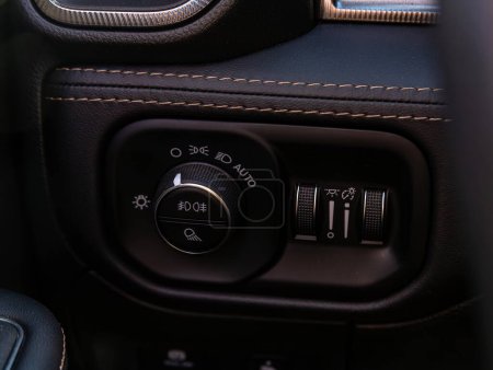 Foto de Novosibirsk, Rusia - 22 de marzo de 2024: Dodge Ram Trx, primer plano de los botones de ajuste de faros. interior del coche moderno - Imagen libre de derechos