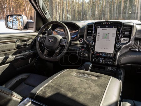 Foto de Novosibirsk, Rusia - 22 de marzo de 2024: Dodge Ram Trx, car Interior - volante, palanca de cambios y tablero de instrumentos, control de temperatura, velocímetro, pantalla. - Imagen libre de derechos