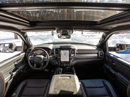 Foto de Novosibirsk, Rusia - 22 de marzo de 2024: Dodge Ram Trx, automóvil de lujo Interior - volante, palanca de cambios, sistema multimedia, asientos para el conductor y salpicadero - Imagen libre de derechos