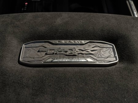 Foto de Novosibirsk, Rusia - 22 de marzo de 2024: Dodge Ram Trx, primer plano del logotipo de TRX exclusivo - Imagen libre de derechos