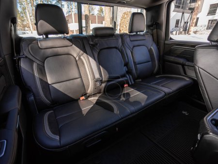 Foto de Novosibirsk, Rusia - 22 de marzo de 2024: Dodge Ram Trx, Asiento trasero para pasajeros en cuero negro. Confort coche dentro - Imagen libre de derechos