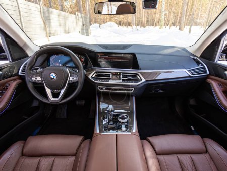 Foto de Novosibirsk, Rusia - 23 de marzo de 2024: BMW X5, Interior del nuevo coche suv moderno con transmisión automática, dashboar - Imagen libre de derechos