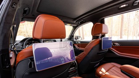 Foto de Novosibirsk, Rusia - 23 de marzo de 2024: BMW X7 negro, monitor para ver el asiento trasero de la televisión - Imagen libre de derechos
