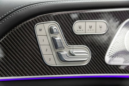 Foto de Novosibirsk, Rusia - 21 de julio de 2023: Mercedes-Benz GLE, panel de control con botones de ajuste del asiento - Imagen libre de derechos