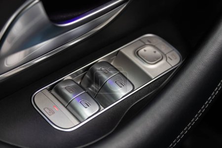 Foto de Novosibirsk, Rusia - 21 de julio de 2023: Mercedes-Benz GLE, close-up of the side door buttons: window adjustment buttons, door lock. interior del coche moderno: piezas, botones, perilla - Imagen libre de derechos