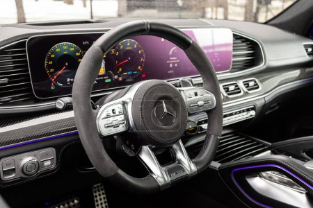 Foto de Novosibirsk, Rusia - 21 de julio de 2023: Mercedes-Benz GLE, detalles de la cabina, velocímetro y tacómetro. Interior de cuero negro. - Imagen libre de derechos