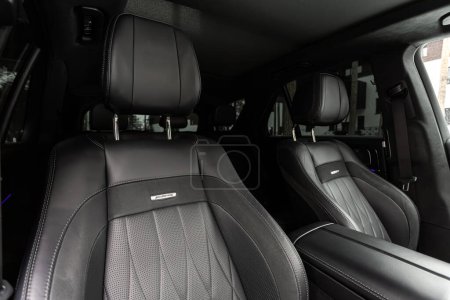 Téléchargez les photos : Novossibirsk, Russie - 21 juillet 2023 : Mercedes-Benz GLE, Siège arrière en cuir noir, en arrière-plan, avec ceinture de sécurité. Intérieur de voiture de luxe - en image libre de droit