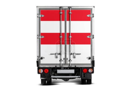 Téléchargez les photos : Un camion avec le drapeau national de l'Autriche représenté sur le hayon roule sur un fond blanc. Concept d'exportation-importation, transport, livraison nationale de marchandises - en image libre de droit