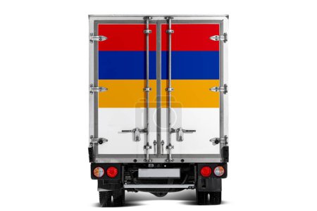 Ein LKW mit der armenischen Nationalflagge auf der Heckklappe fährt vor weißem Hintergrund vor. Konzept Export-Import, Transport, nationale Lieferung von Waren
