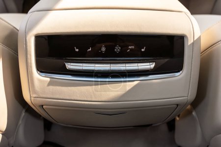 Téléchargez les photos : Novossibirsk, Russie - mars 18, 2024 : Black Cadillac Escalade, car Interior - Boutons pour allumer le climatiseur de voiture sur le panneau de contrôle de la climatisation des sièges arrière - en image libre de droit