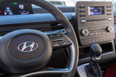 Foto de Novosibirsk, Rusia - 18 de marzo de 2024: Hyundai Staria Controlador de coche en volante, música, sistema de control Función y teléfono de voz en el coche. interior del coche moderno - Imagen libre de derechos