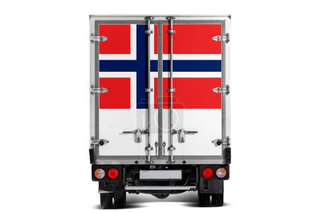 Téléchargez les photos : Un camion avec le drapeau national de la Norvège représenté sur le hayon roule sur un fond blanc. Concept d'exportation-importation, transport, livraison nationale de marchandises - en image libre de droit