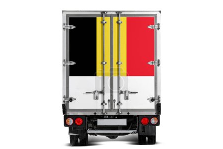 Téléchargez les photos : Un camion avec le drapeau national de la Belgique représenté sur le hayon roule sur un fond blanc. Concept d'exportation-importation, transport, livraison nationale de marchandises - en image libre de droit