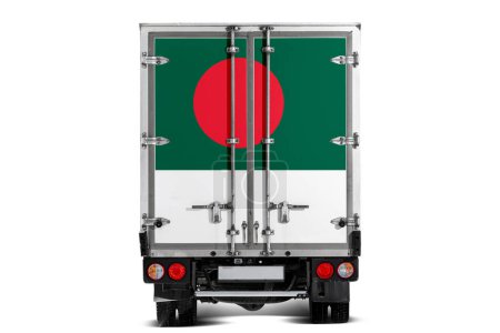 Ein Lastwagen mit der Nationalflagge Bangladeschs auf der Heckklappe fährt vor weißem Hintergrund vor. Konzept Export-Import, Transport, nationale Lieferung von Waren