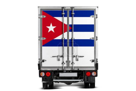 Téléchargez les photos : Un camion avec le drapeau national de Cuba représenté sur le hayon roule sur un fond blanc. Concept d'exportation-importation, transport, livraison nationale de marchandises - en image libre de droit