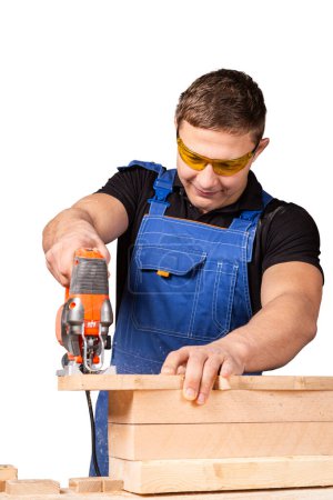 Foto de Un carpintero usando un rompecabezas para cortar barras de madera sobre fondo blanco - Imagen libre de derechos