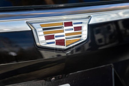 Téléchargez les photos : Novossibirsk, Russie - 18 mars 2024 : Black Cadillac Escalade, gros plan sur l'exclusivité du logo - en image libre de droit
