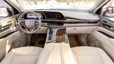 Foto de Novosibirsk, Rusia - 18 de marzo de 2024: Cadillac Escalade Negro, Vista interior del coche con salón nuevo. Moderno prestigio coche interior - Imagen libre de derechos