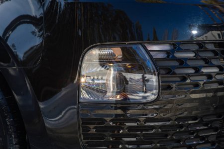 Téléchargez les photos : Novossibirsk, Russie - mars 18, 2024 : Hyundai Staria, Détail de la lumière près de la voiture neuve. Phare de voiture noir. - en image libre de droit