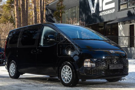 Téléchargez les photos : Novossibirsk, Russie - 18 mars 2024 : Hyundai Staria noir, vue de face. Voiture minibus contre parc en hiver - en image libre de droit