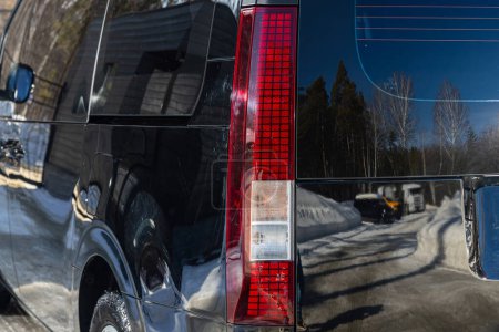 Téléchargez les photos : Novossibirsk, Russie - Mars 18, 2024 : Hyundai Staria, Gros plan détail sur l'un des feux arrière LED voiture moderne. - en image libre de droit